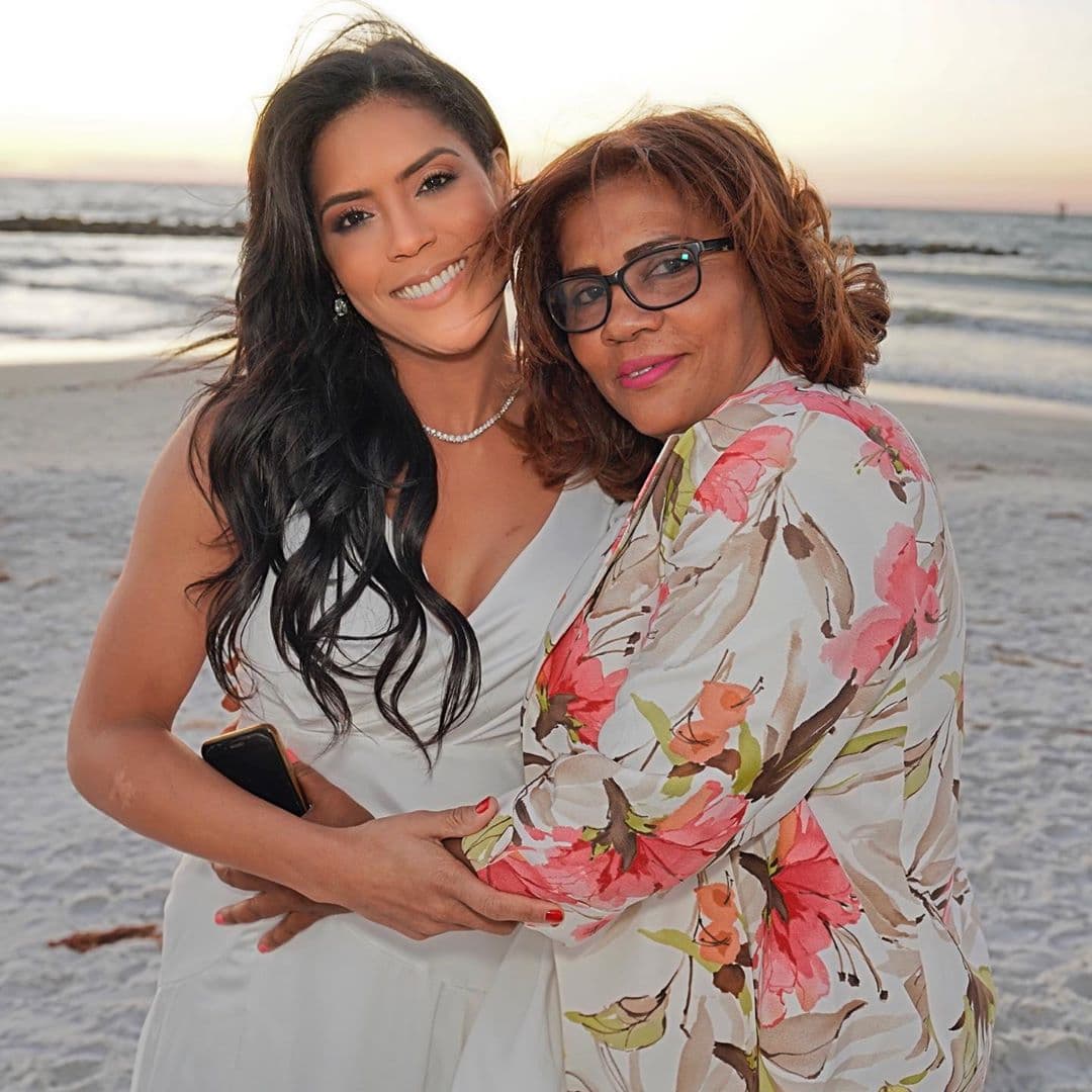 Lejos de su look, la prioridad de Francisca antes de subir al escenario era recibir la bendición de su madre.