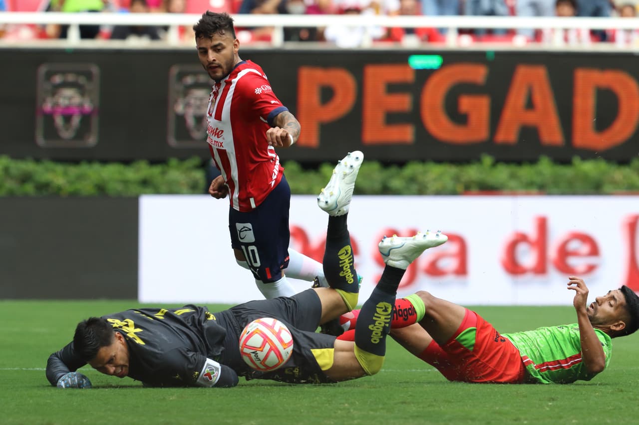 Al 11’, Carlos Cisneros abrió el marcador tras un rebote provocad por un desborde y un doble disparo de Alexis Vega dentro del área. Sin embargo, el VAR echó para atrás la anotación al percatarse que Cisneros se ayudó de su mano para meter el balón cuando esté rebotó en el poste al momento de barrerse.