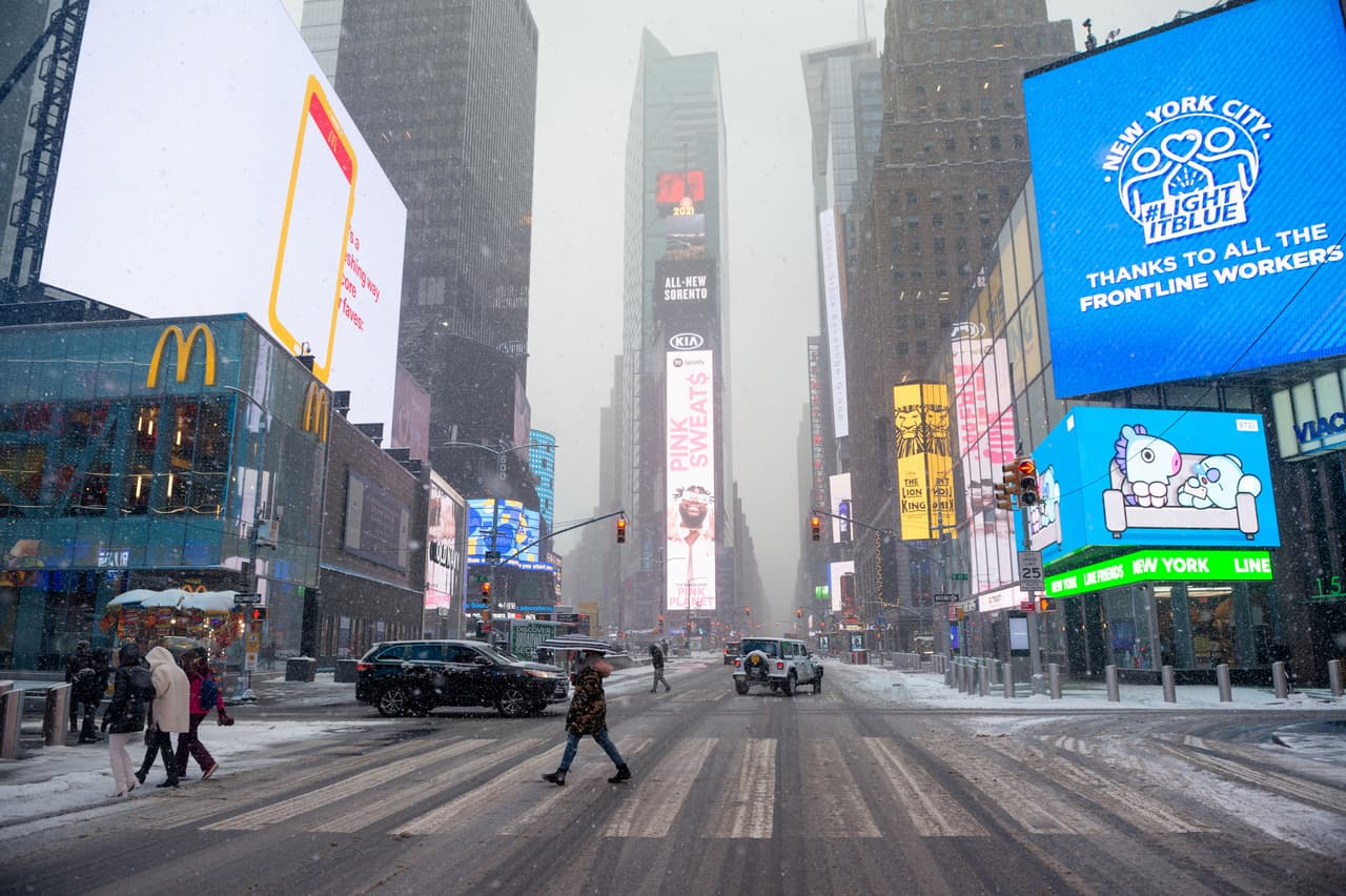 La gente se mueve por Times Square durante la tormenta