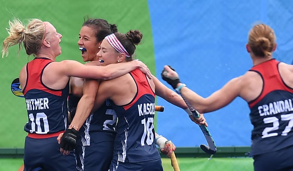 Si no tienes mucho tiempo y necesitas un peinado que resista las carreras, sujeta tu pelo en un chongo, así como lo hizo la americana Caitlin Van Sickle y sus compañeras durante el partido de hockey. Si quieres evitar el calor usa una banda gruesa en la parte frontal de la cabeza, para que absorba el sudor.
<br>