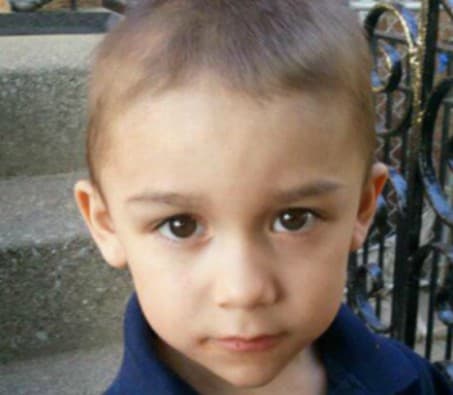 Christopher Valdez, de cuatro años de edad, murió el día después de Acción de Gracias de 2011. Crystal Valdez, la madre del menor, y César Ruiz, su novio, golpearon al niño hasta matarlo y luego usaron maquillaje para taparle los golpes.