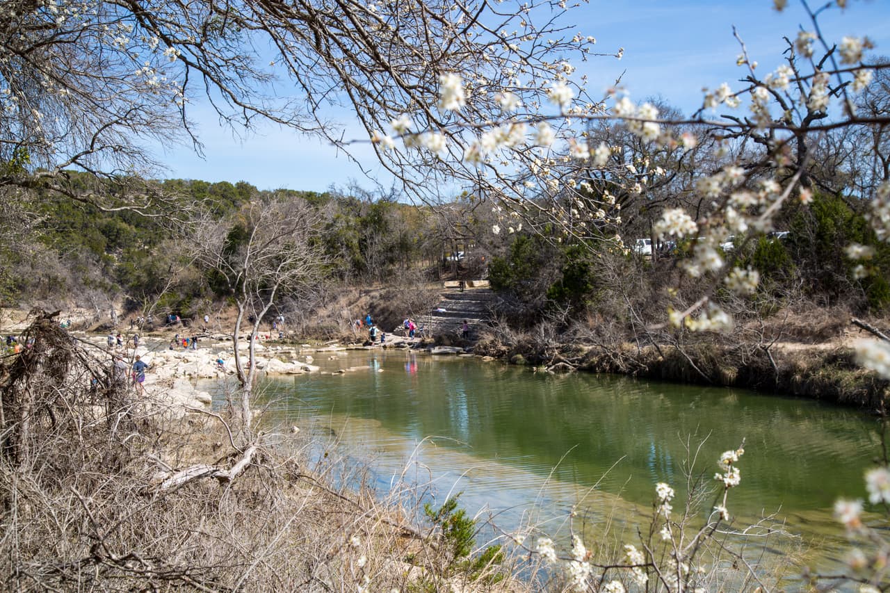 Los visitantes pueden hacer caminatas por senderos en las colinas que bordean el río Paluxi.