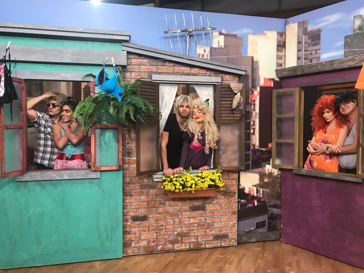 Aunque a todos los vecinos les dio gusto, parece que Mela es la más feliz con su llegada.