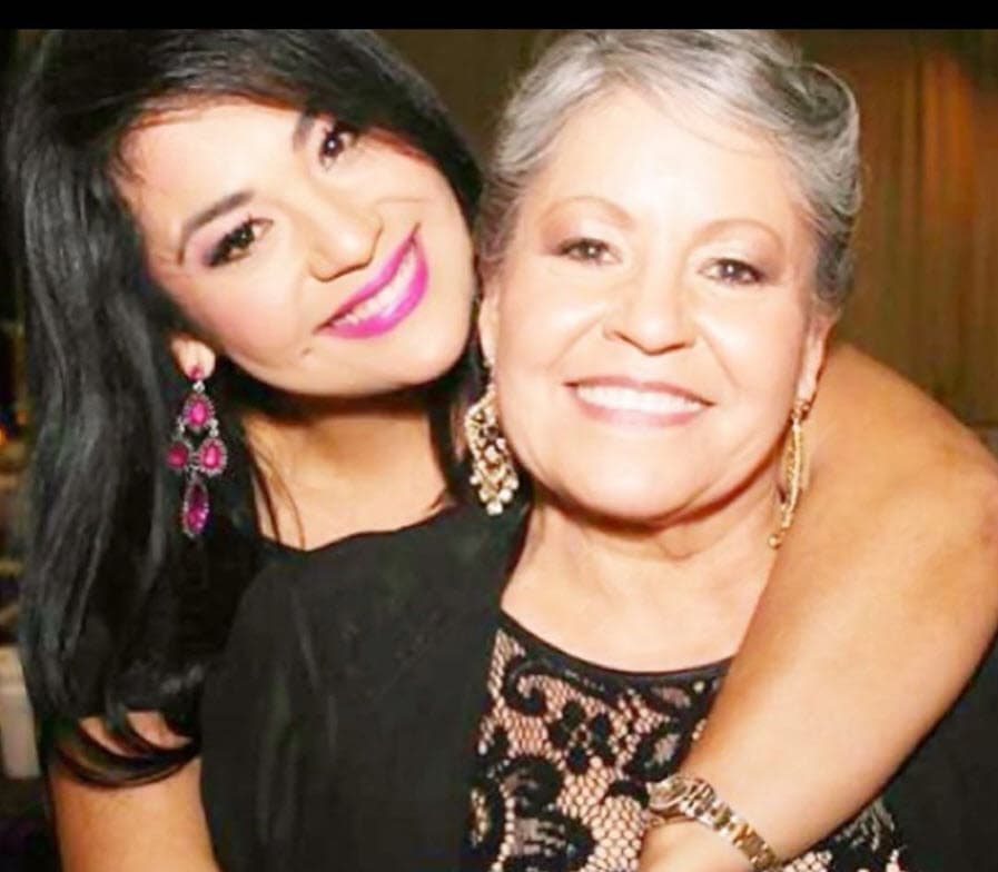 Hace solo unas semanas, y en vísperas del
<b> <a href="https://www.univision.com/famosos/desde-hillary-clinton-hasta-geraldine-bazan-asi-celebran-las-famosas-al-ser-que-les-dio-la-vida-fotos" target="_blank">Día de las Madres</a></b>, la hermana de Selena le había expresado su amor a su madre. 
<br>