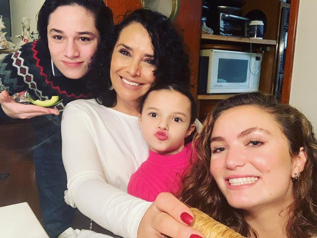 A pesar de haber perdido a su madre, 
<b>Lucianna ha crecido en un hogar lleno de amor</b> junto a sus hermanos Ivanna, de 18 años, y Fabián, de 15 años, los hijos mayores de Mayra.