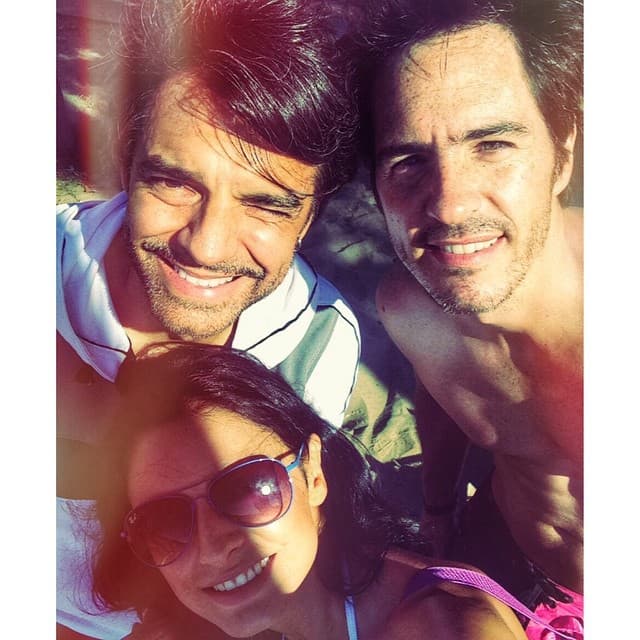 Aislinn Derbez celebró a estos dos galanes: su novio Mauricio Ochmann y a su padre Eugenio Derbez.