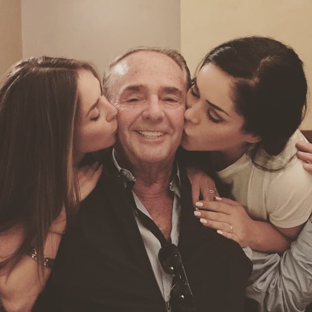 La actriz no pudo resistir presumir cómo consienten ella y su hermana a su papá.