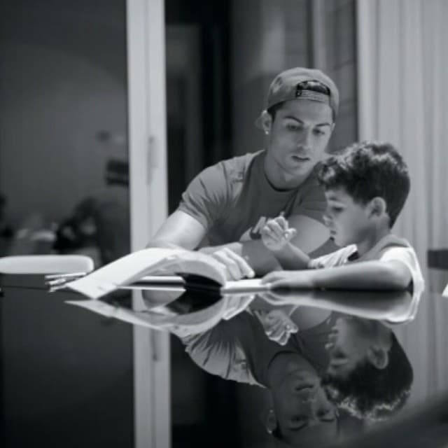 Cristiano Ronaldo se encuentra grabando un documental de su vida y en este día del padre compartió una foto con su hijo en las grabaciones.