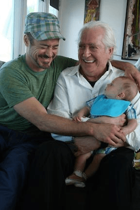 Robert Downey Jr. compartió una foto al lado de su padre y su hijo; le dio un consejo a todos sus seguidores: no olvidar abrazar a su padre en su día.