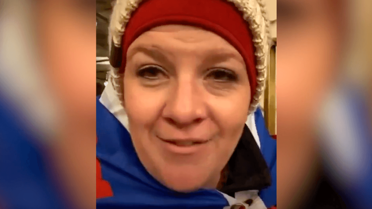 Texana acusada de disturbios en el Capitolio pide al juez que la deje tomar vacaciones en México