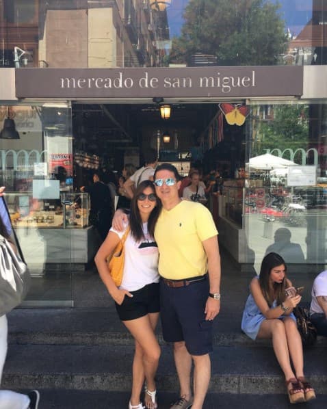 Derrochando amor en el mercado de San Miguel de Madrid.