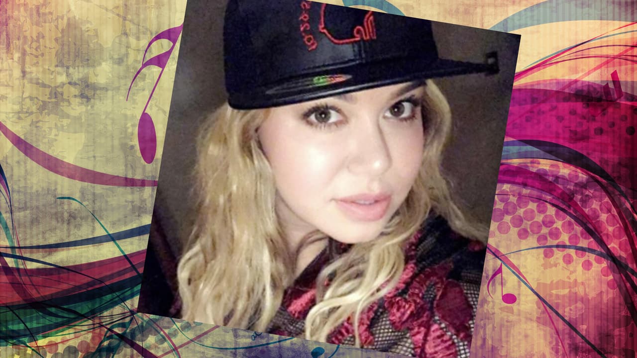 Chiquis siempre sale bien en sus selfies. ¿Y cómo no? La cantante es una mujer hermosa. Con un rostro así, todas queremos hacernos selfies. She's a curvy woman with a lot of sass. Jenni would be so proud!