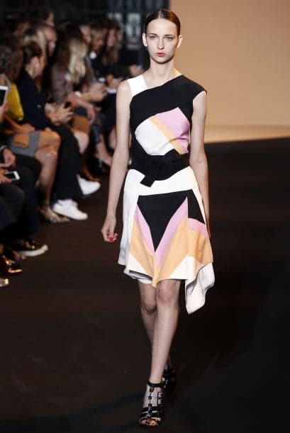 Una de las tendencias que más veremos esta temporada es el estampado Art Deco, tal como lo lleva esta modelo o Blake.