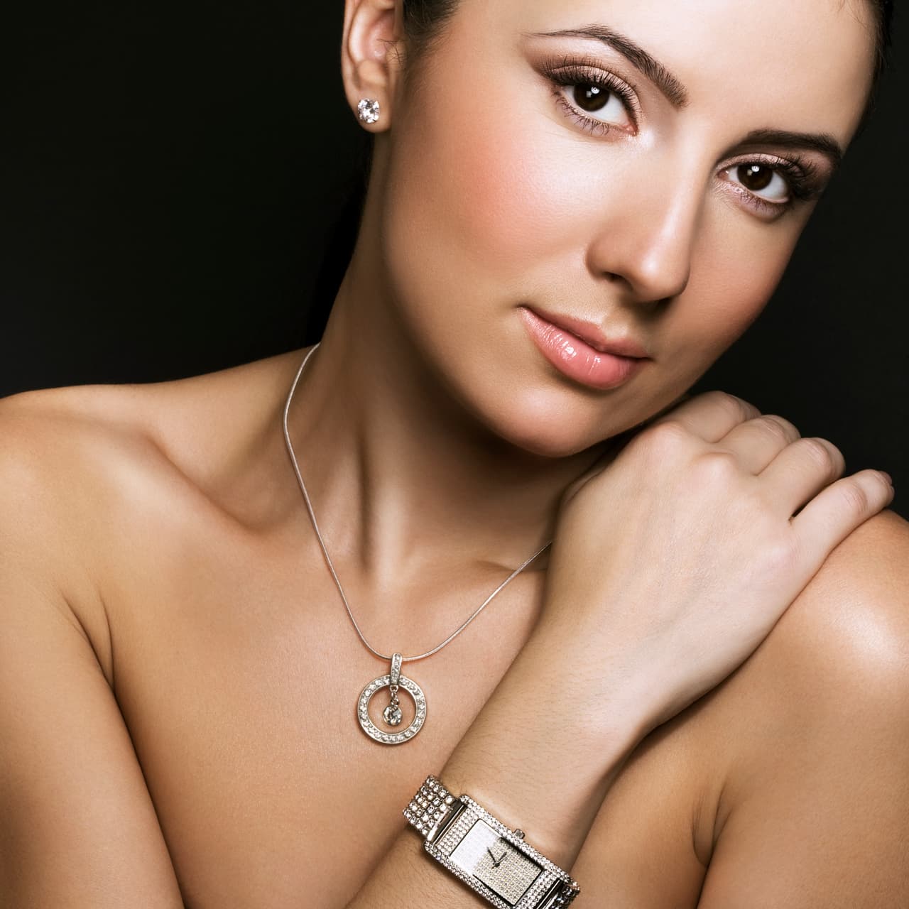 <b>Vitamina A. </b>Dentro de la cosmética, esta vitamina se presenta como retinol, el cual se ha popularizado en los últimos años por ser un gran aliado de la piel.