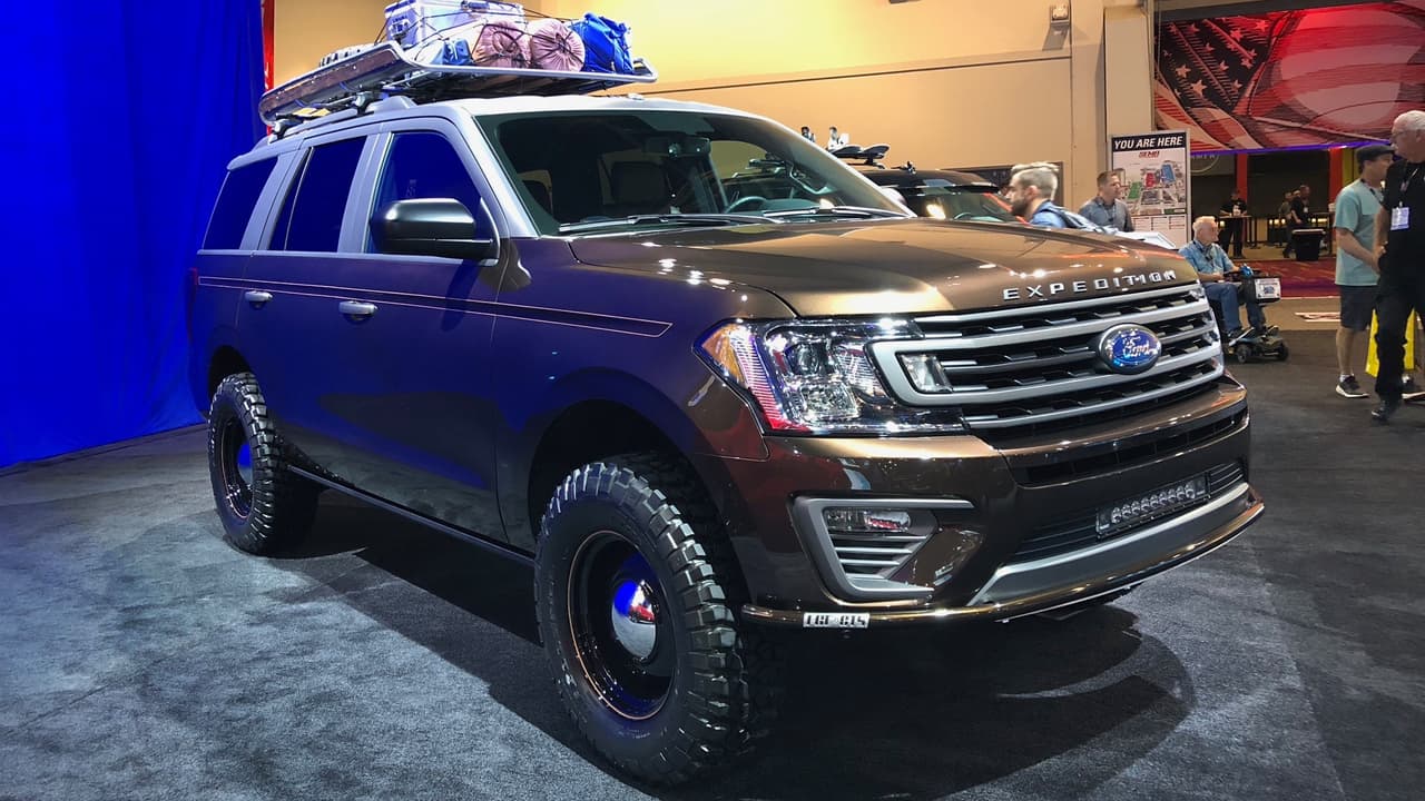 <h3 class="cms-h3-H3">Ford Expedition Classic por LGE*CTS Motorsports</h3>
<br>Diseñada por la artista gráfica Theresa Contreras, está Ford Expedition captura la esencia de los vehículo expedicionarios de antaño con la modernidad de la última versión de la SUV gigante de Ford. Las llantas para fango y tierra de BF Goodrich KM2 le dan una tonelada de credibilidad. Una verdadera belleza.