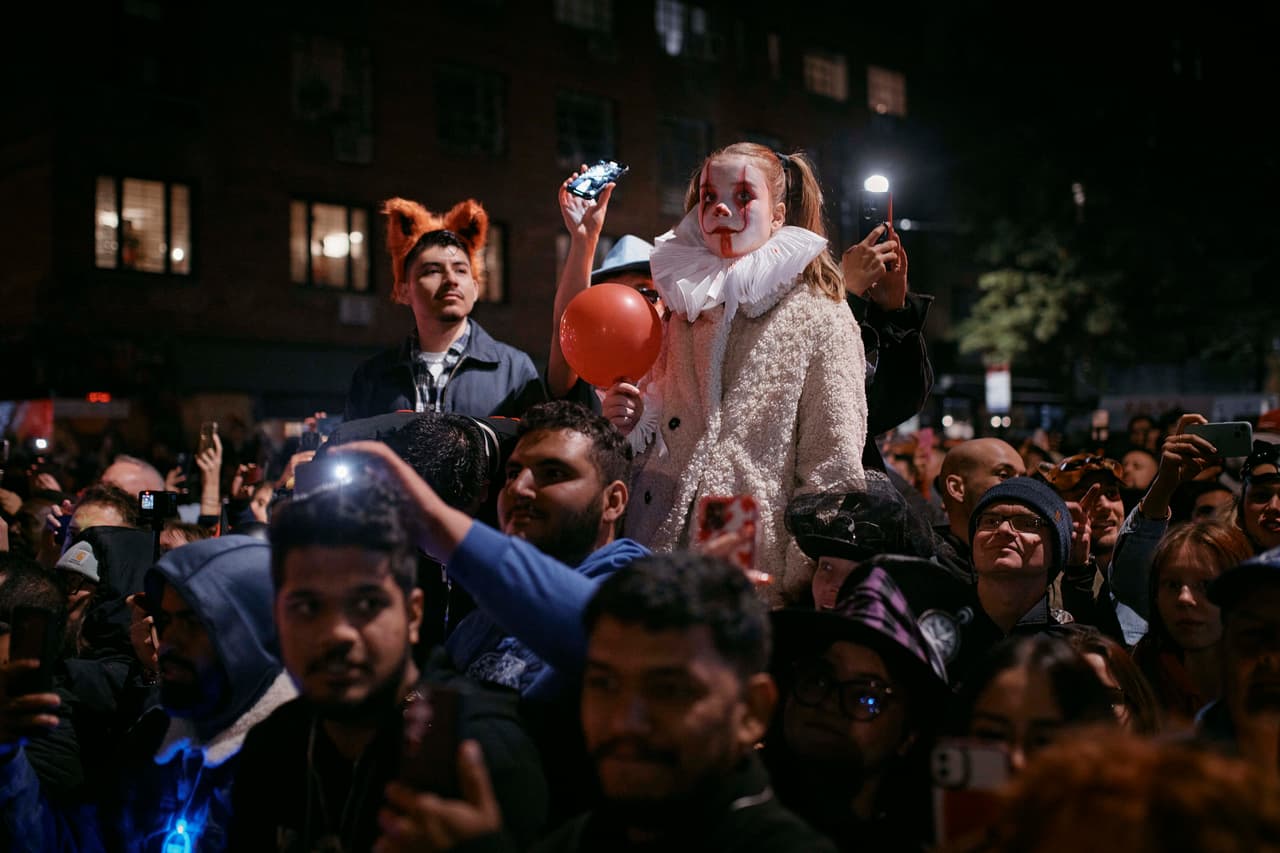 Con llamativos disfraces, música y mucha diversión desfilaron cientos de personas por la Sexta Avenida.
<br>