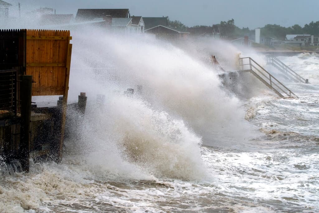 La tormenta 
<a href="https://www.univision.com/temas/huracan-henri">tropical Henri</a> 
<a href="https://www.univision.com/noticias/fenomenos-naturales/henri-toca-tierra-en-rhode-island" target="_blank">tocó tierra en Rhode Island </a>este domingo al mediodía, con fuertes vientos que dejaron sin electricidad a decenas de miles de hogares y bandas de lluvia que provocaron inundaciones repentinas desde Nueva Jersey hasta Massachusetts.