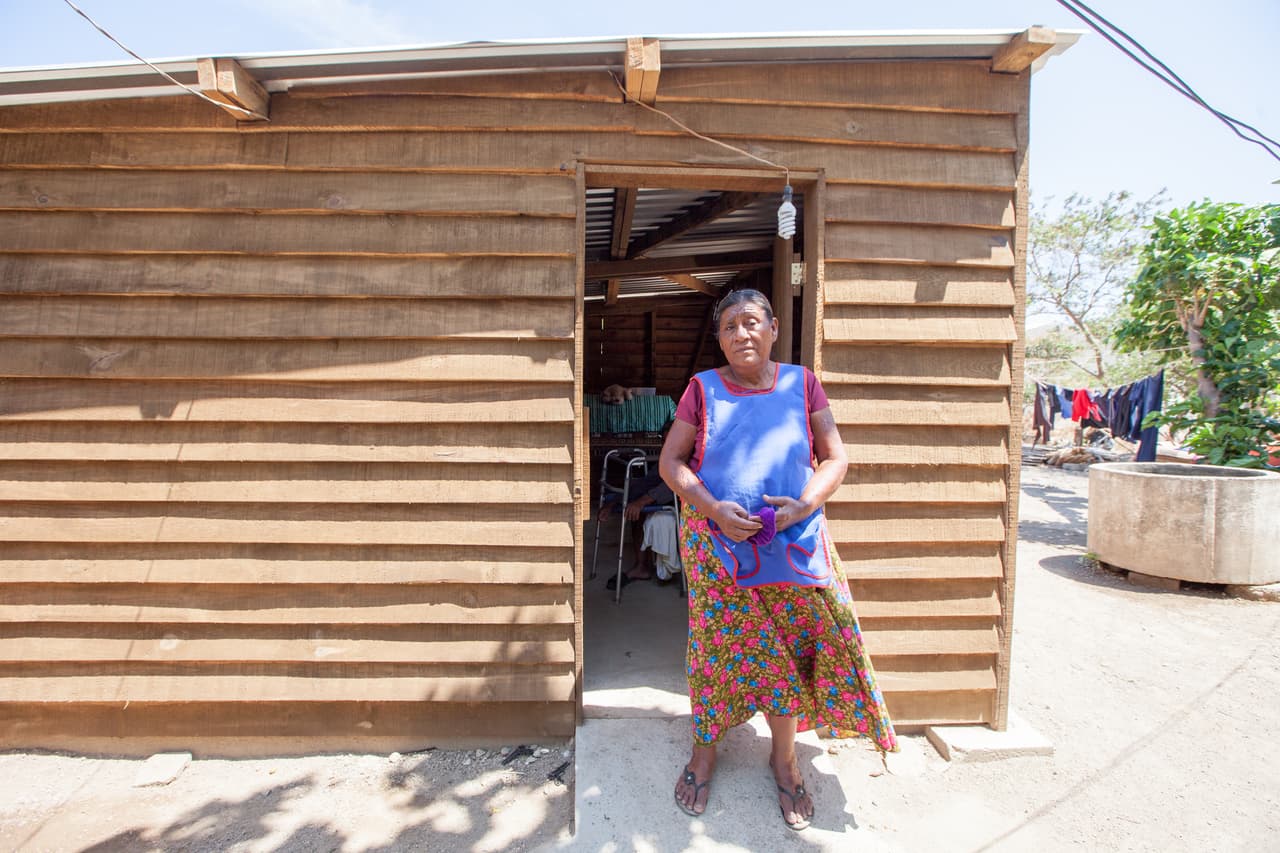 Ahora ambos viven en uno de los 30 refugios de madera construidos por CRS entre los pueblos de Unión Hidalgo y Chicapa, mientras logran reunir el material que les falta para levantar una casa de bloques donde antes estaba la que se cayó.