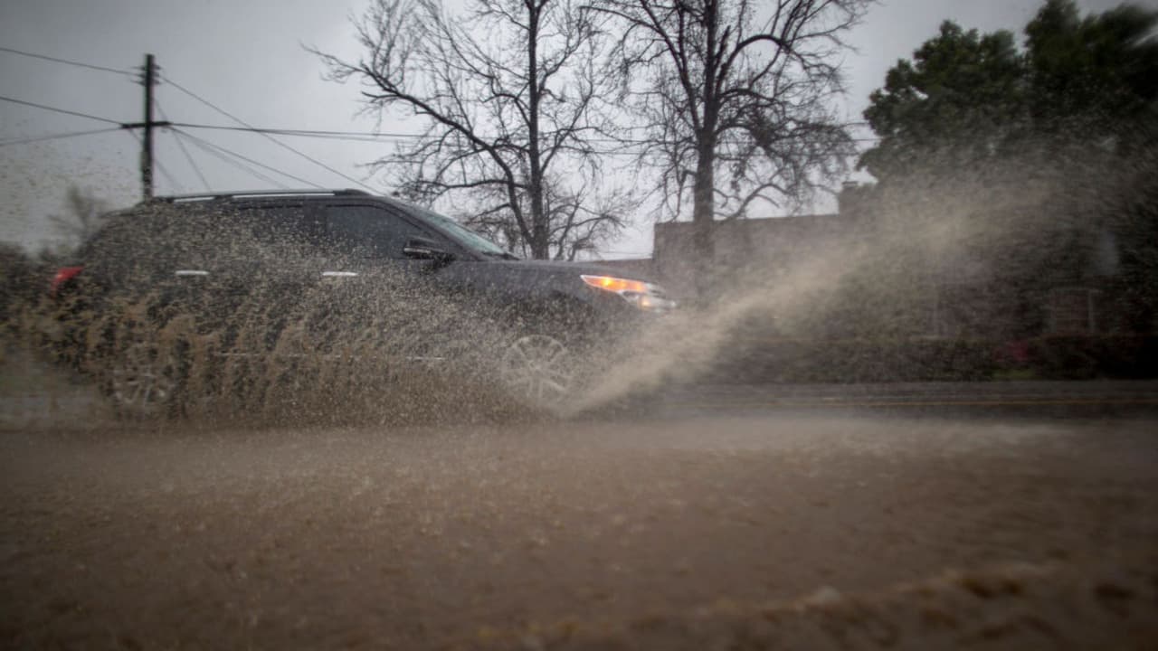 Fallas mecánicas y gastos inesperados: el costo de intentar pasar tu auto por una carretera inundada