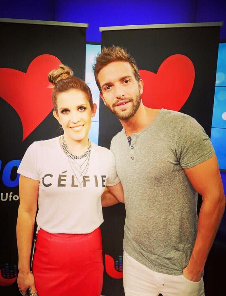 <a href="http://www.univision.com/temas/pablo-alboran">Pablo Alborán</a> también quiso foto con la bella locutora.