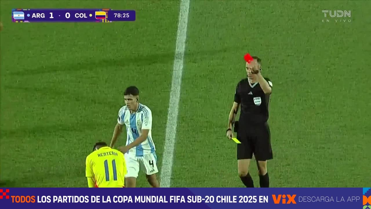 ¡Error infantil de Arias! Se va expulsado por un jalón en medio campo