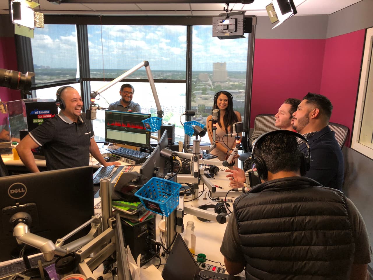 Isaac Salas y Memo Garza, vocalistas de La Adictiva, estuvieron en cabina de 
<b><a href="https://www.univision.com/temas/el-bueno-la-mala-y-el-feo">El Bueno, La Mala y El Feo</a></b> para presentar su más reciente sencillo,
<b>‘En peligro de extinción’</b>, y los locutores aprovecharon para cuestionarlos.