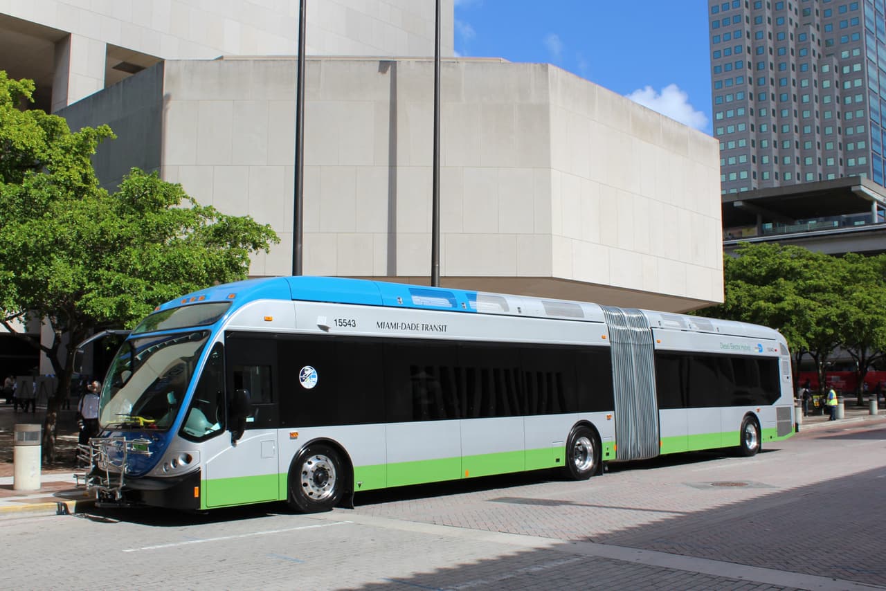 Un reciente modelo de buses articulados en Miami.