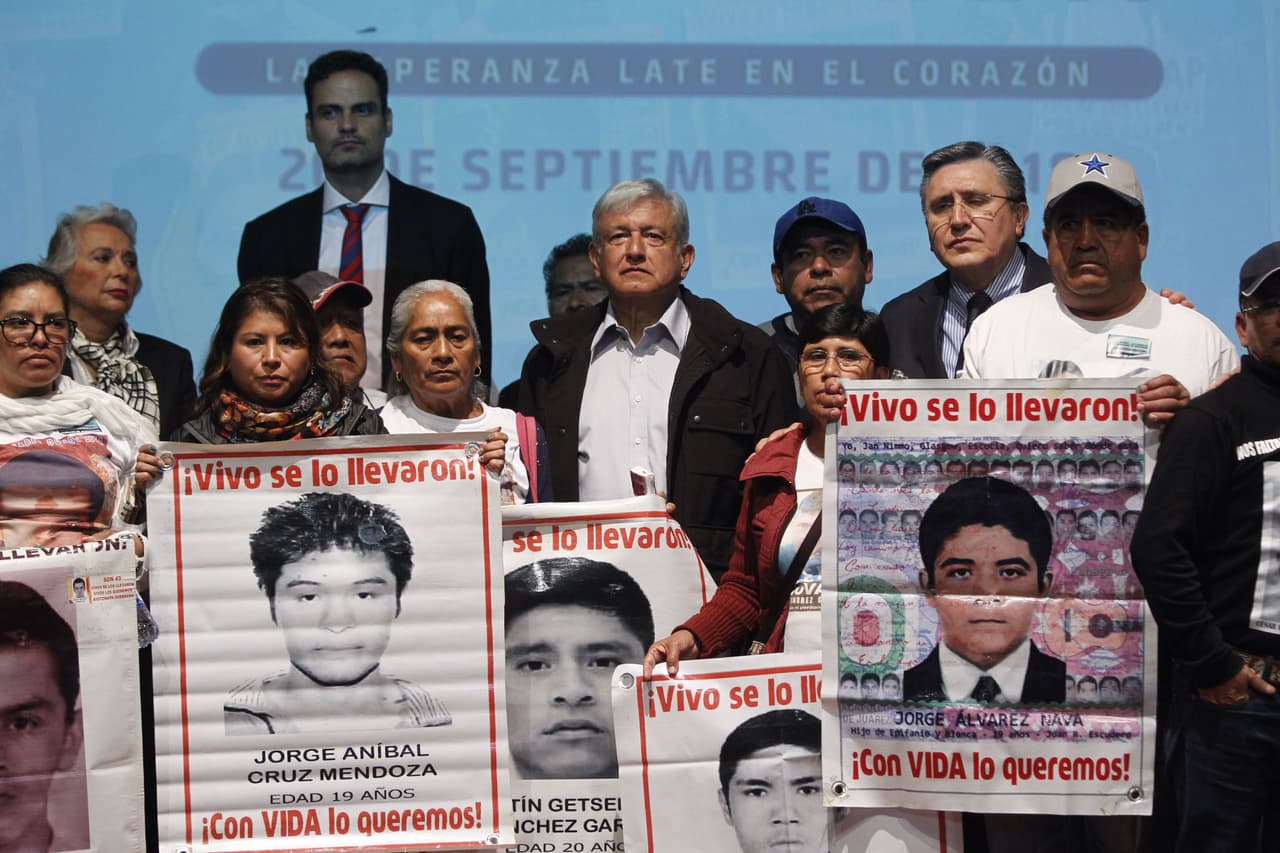 López Obrador promete a los padres de Ayotzinapa la creación de una Comisión de la Verdad