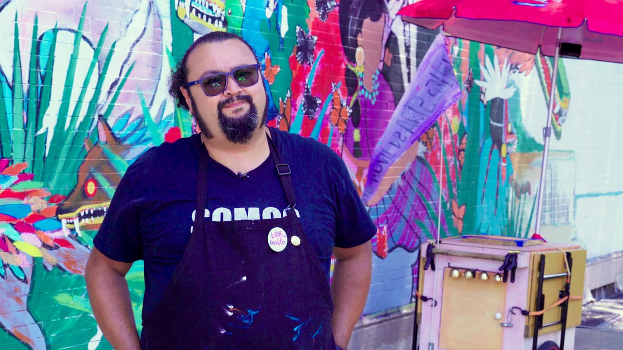 William Estrada y su carrito móvil de arte.