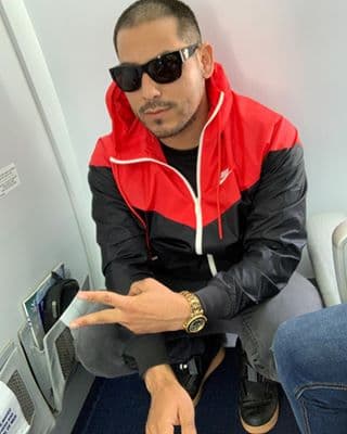 De repente comenzó a tomarse selfies con pinta "street style". Sí, la de los reggaetoneros.