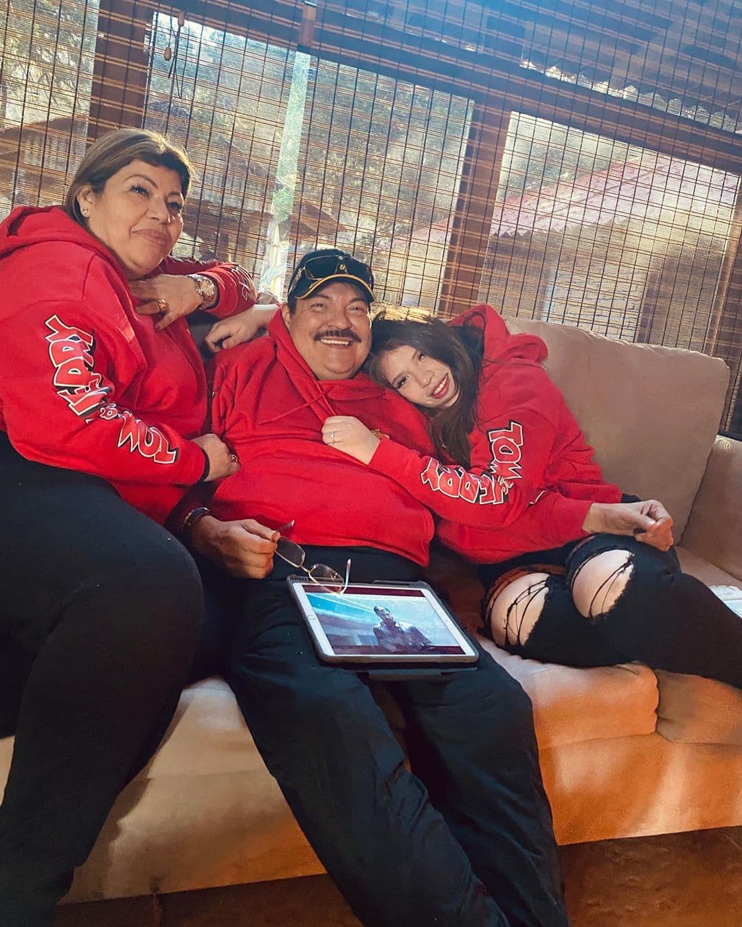 El cantante dijo que actualmente se encuentra en un departamento de Guadalajara totalmente esterilizado, donde comentó que su hija Yuliana, lo ha visitado y reveló cómo sigue ella después de que 
<b><a href="https://www.univision.com/shows/el-gordo-y-la-flaca/hija-de-julio-preciado-reaparece-tras-ser-dada-de-alta-del-hospital-despues-de-donarle-el-rinon-a-su-papa-video" target="_blank">le donó su riñón</a></b>.