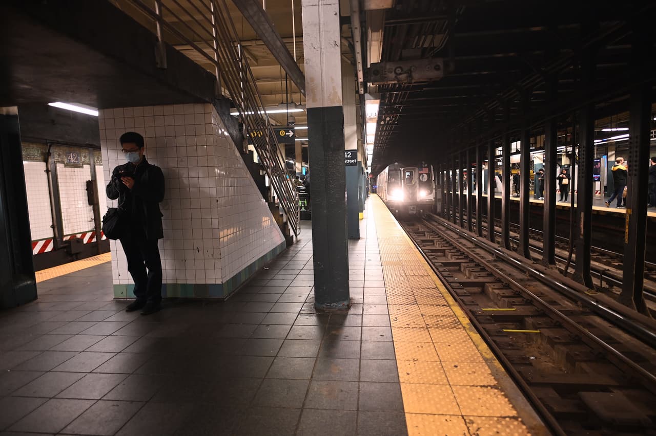 Solo un hombre puede verse esperando el subway en una de las estaciones más ocupadas de la ciudad: Times Square.