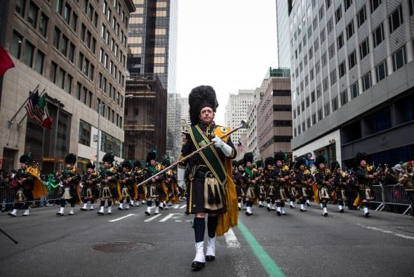 Sin embargo el desfile de este lunes fue uno de los más polémicos, debido a la decisión de los organizadores de prohibir el despliegue de pancartas en apoyo a la diversidad sexual.