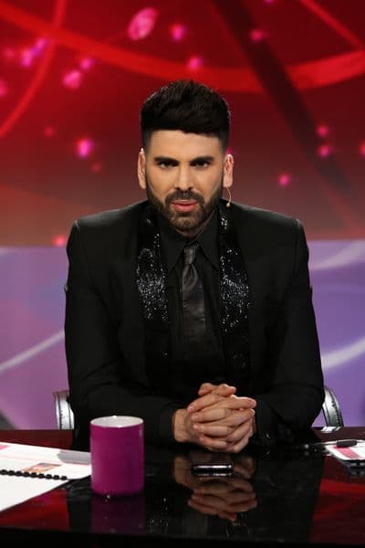 La gala arrancó con un homenaje a Selena. Las chicas se lucieron como nunca en unos retos que fueron diseñados para cada una de ellas. Mariana tuvo su propio show junto a Carlos Calderón, Francisca se robó el show con su personaje de Mela la Melaza, Clarissa se llevó senda ovación gracias a su merengue, Catherine imitó a JLo y Nathalia interpretó a Catalina Creel junto al actor Sebastián Ligarde. La hondureña Nathalia Casco ha demostrado ser imbatible en esta temporada de Nuestra Belleza Latina. Y es que al parecer no hay quien la baje del trono de la belleza. ¡Hasta a su BFF, Geisha, sacó de la competencia!