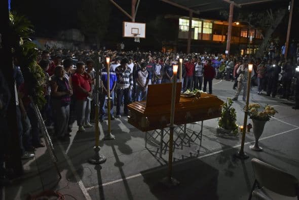 Julio César Ramírez Nava fue velado en la cancha de básquet de la Escuela Normal de Ayotzinapa donde estudiaba.