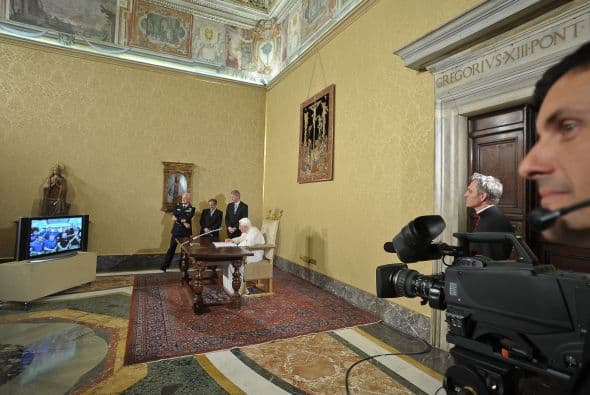 "Cuando ustedes contemplan la Tierra desde ahí arriba, ¿se preguntan sobre la manera en que las naciones y los pueblos viven juntos o cómo la ciencia puede contribuir a la paz?", preguntó el Pontífice.