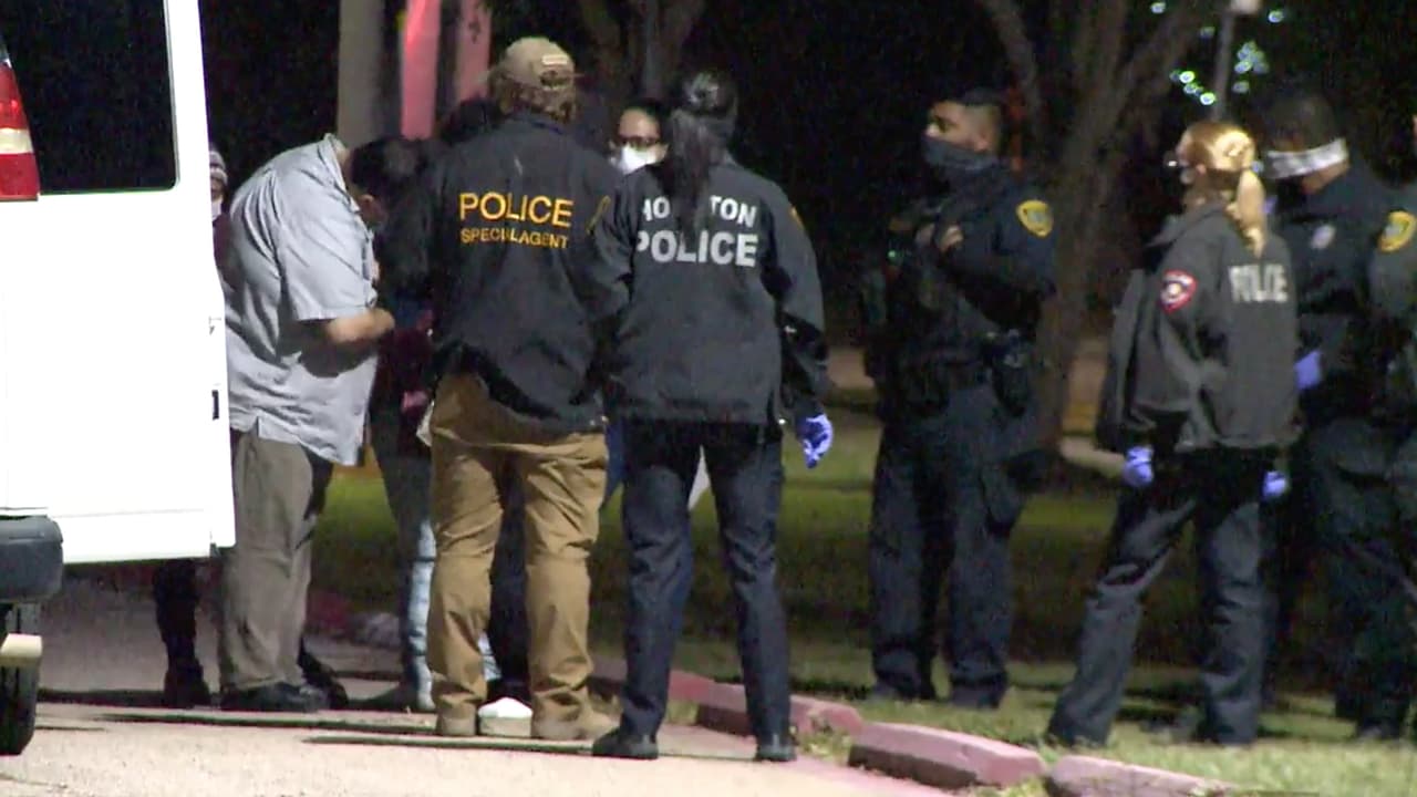 Al llegar las autoridades rescataron a 25 hombres y una mujer que se encontraban en ropa interior.
<br>