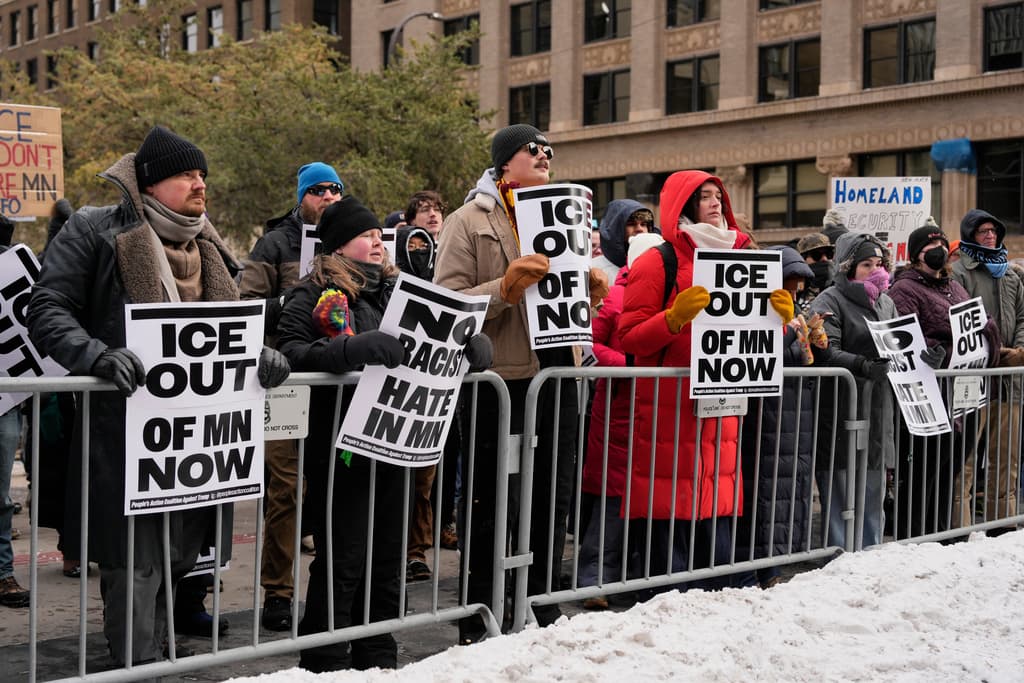 Trump cuestiona las manifestaciones contra ICE en Minnesota: "¿Por qué luchan contra esto?"