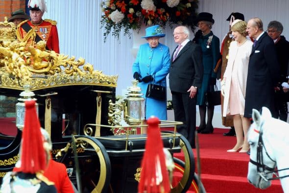 Higgins, quien es un veterano político de izquierda, poeta y activista por los derechos humanos, dijo que aunque era imposible borrar el pasado, las relaciones entre ambos países eran buenas.