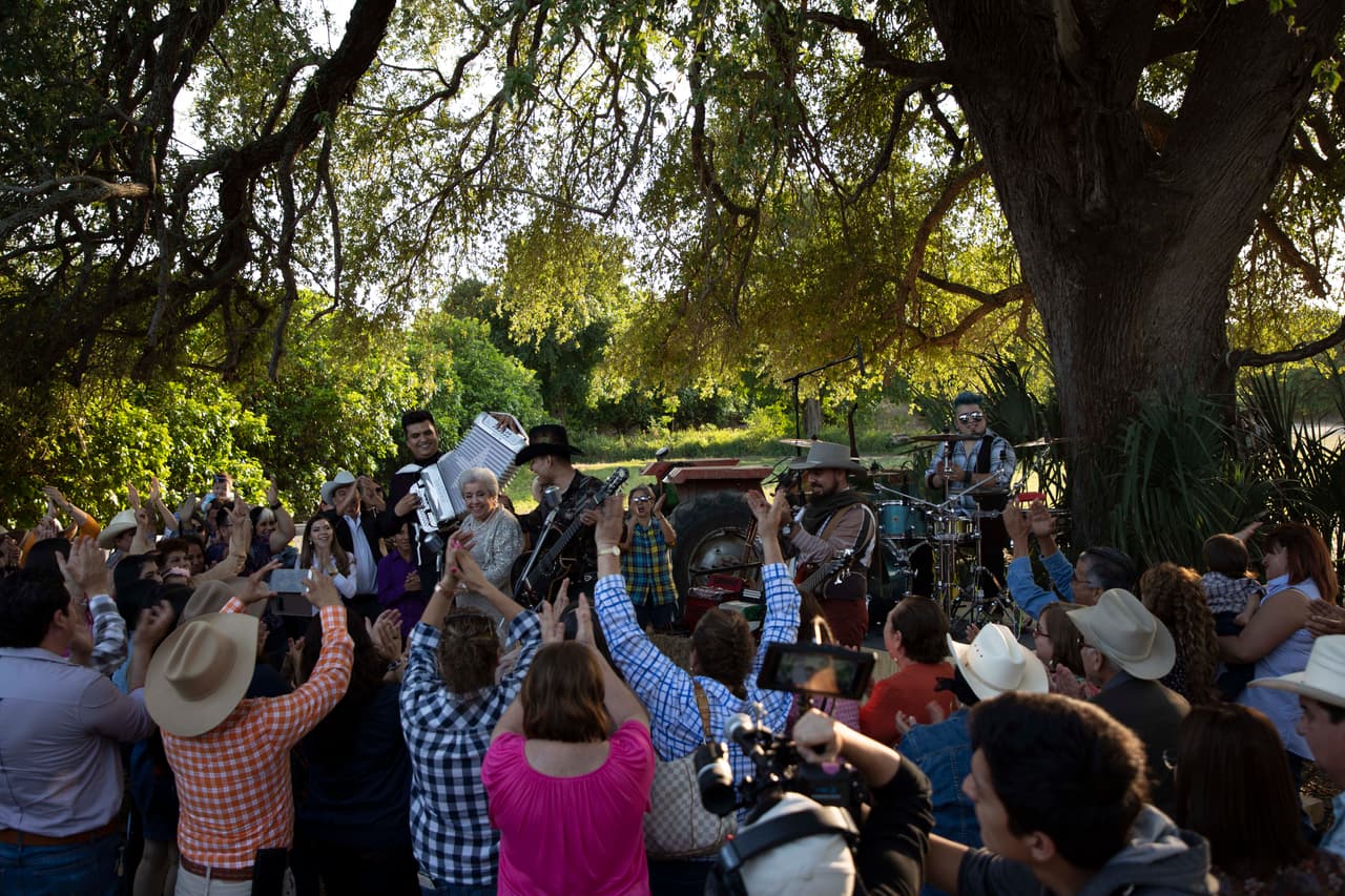 "Me siento muy contenta. Eso de que mi papá no me dejaba (dedicarme a la música) es porque así era antes, 
<b>era mal visto que la mujer anduviera en esto</b>. A mí me gustaba, oía las canciones en la radio y pensaba en andar cantando", dijo doña Irma en entrevista para 
<b><a href="https://www.eluniversal.com.mx/espectaculos/musica/irma-silva-la-abuela-nortena-que-podria-ganar-un-grammy" target="_blank">El Universal.</a></b>