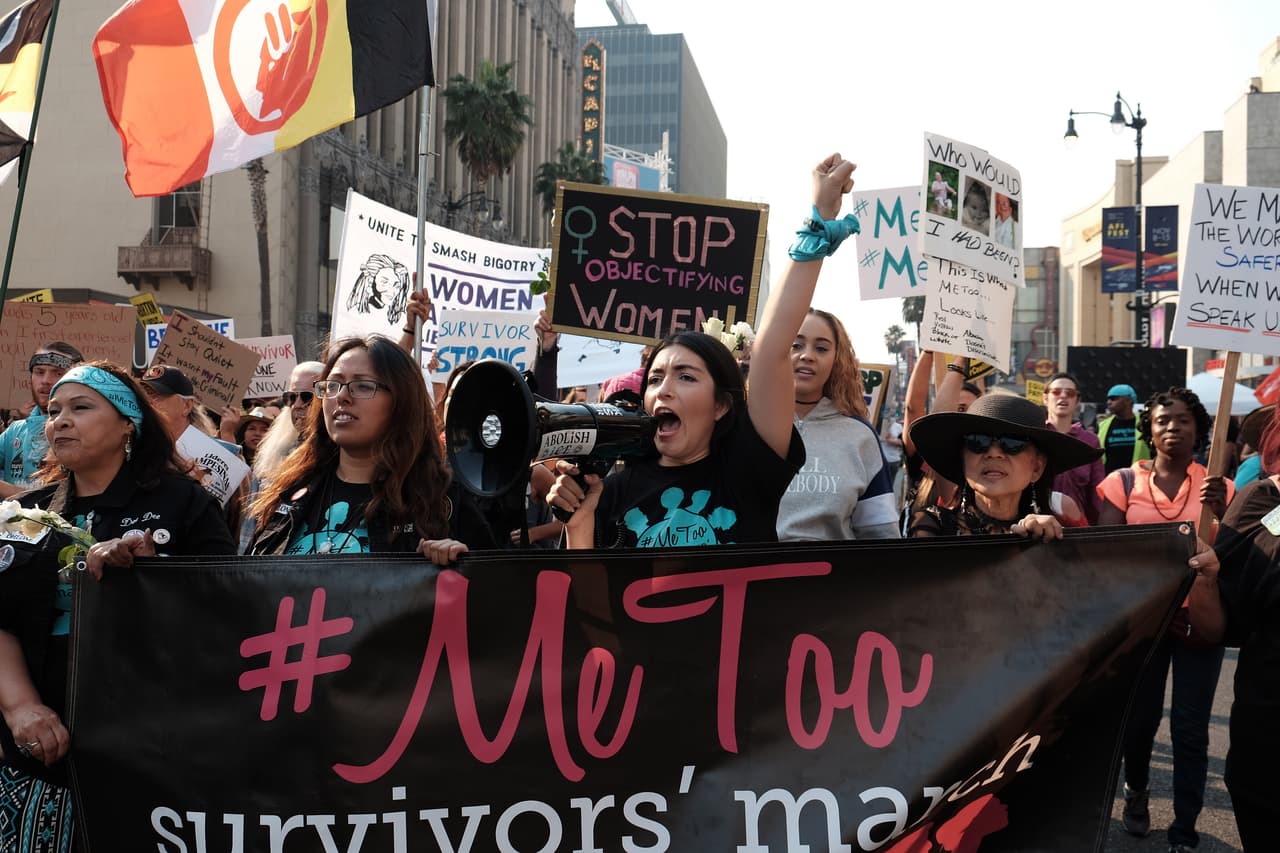 El movimiento #MeToo fue creado en 2006, por la activista estadounidense Tarana Burke, buscando dar voz a las mujeres de diversas comunidades que habían sufrido violencia sexual. Revivió en octubre de 2017 cuando 
<b><a href="https://www.univision.com/noticias/violencia-sexual/metoo-el-grito-de-denuncia-y-solidaridad-en-twitter-con-las-victimas-de-abuso-sexual" target="_blank">cientos de mujeres inundaron Twitter </a></b>con mensajes en los que denunciaban y confesaban haber sido acosadas o abusadas sexualmente.