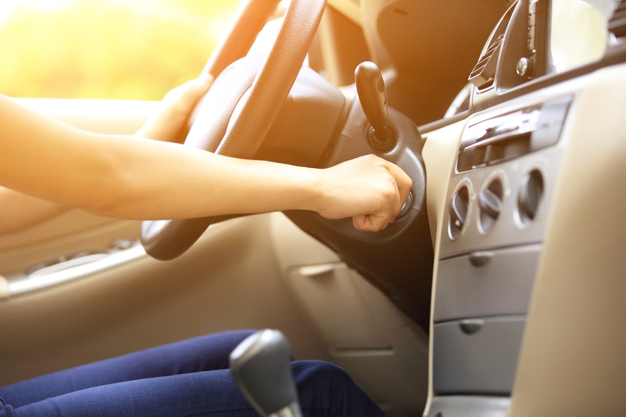 <b>Arranque lento:</b> Esta es la primera señal de alerta que debes tomar en cuenta. Cuando una batería comienza a fallar la puesta en marcha del carro se dificulta. Esto lo percibirás desde el momento de girar la llave o presionar el botón del encendido. También notarás que la intensidad de las luces internas y externas se atenúa al tratar de arrancar.
<br>Previo a esto, o al mismo tiempo, ya deberías haber notado problemas o inconsistencias con los componentes electrónicos del carro.