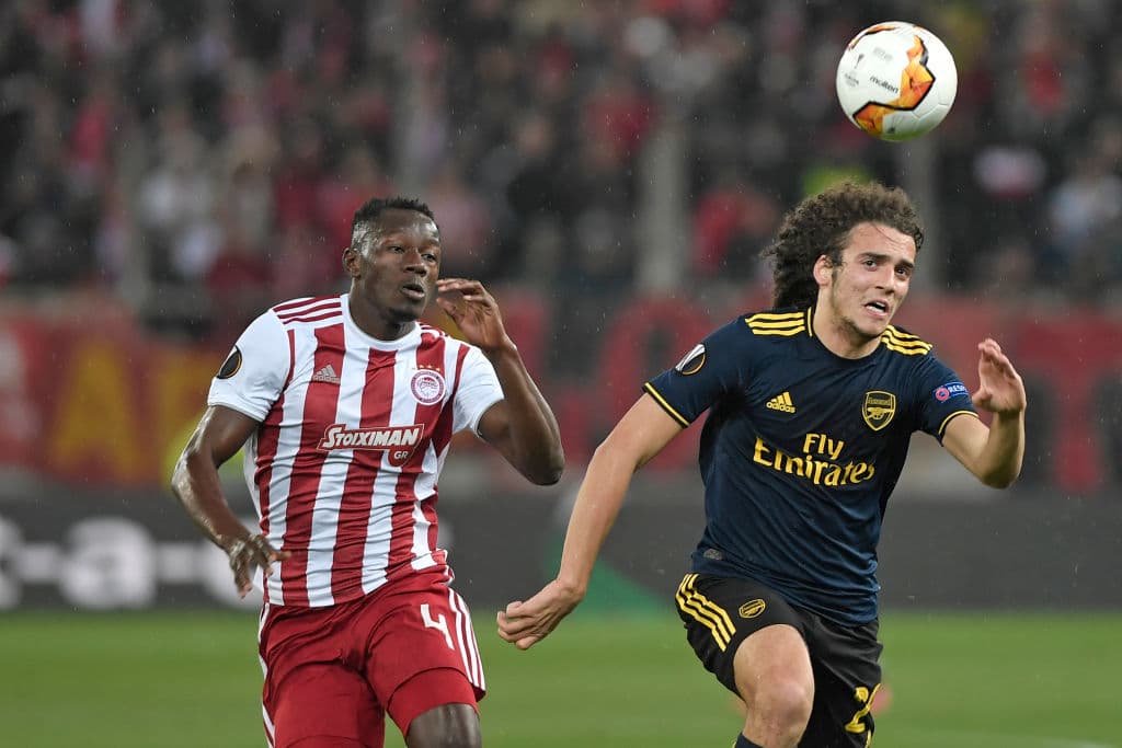 Lacazette deja pasar una gran oportunidad de gol.