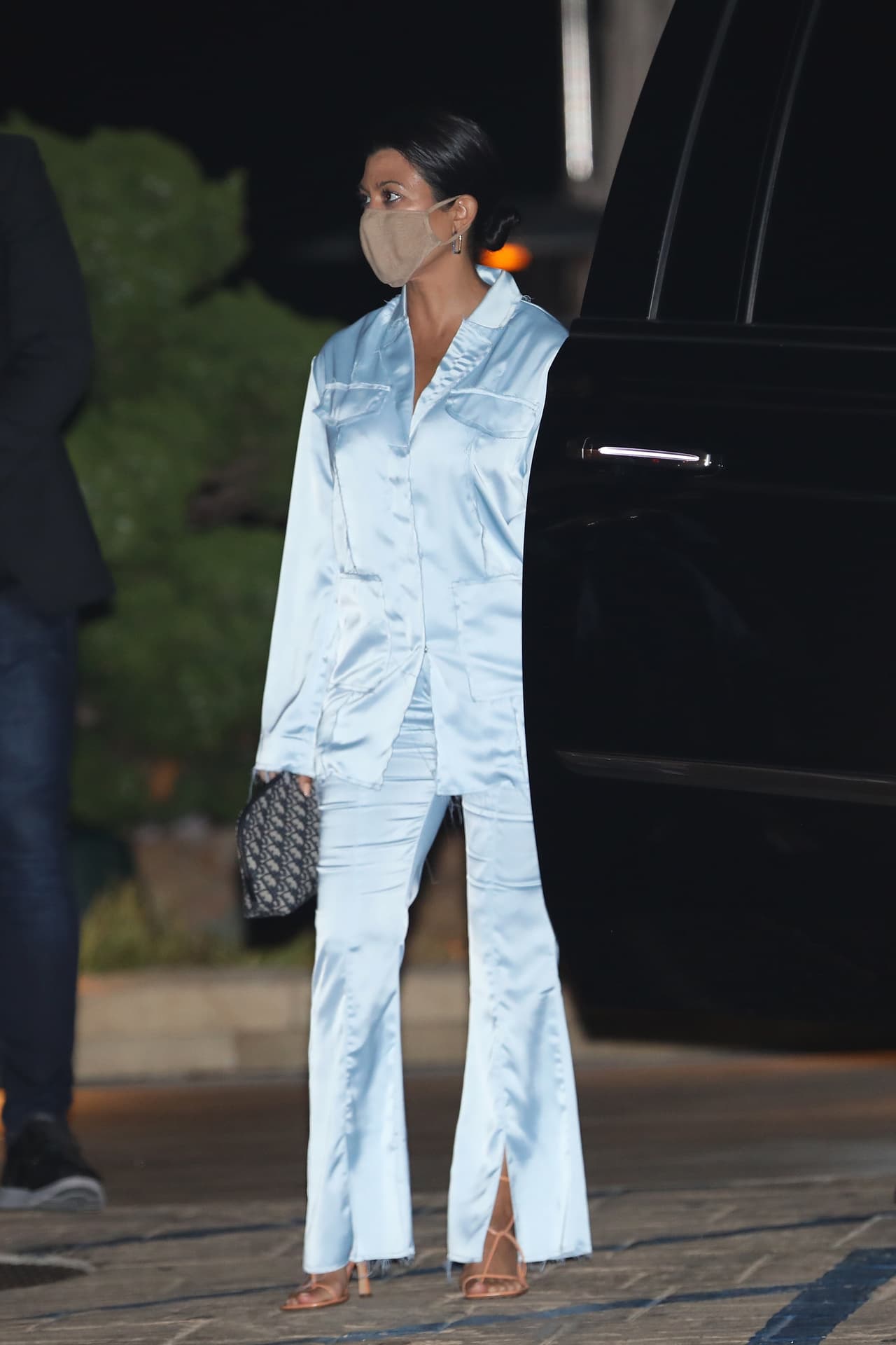 La hermana de Kim Kardashian eligió este outfit para visitar el restaurante Nobu de Malibú, California, al que se dio cita para cenar con un grupo de amigos.