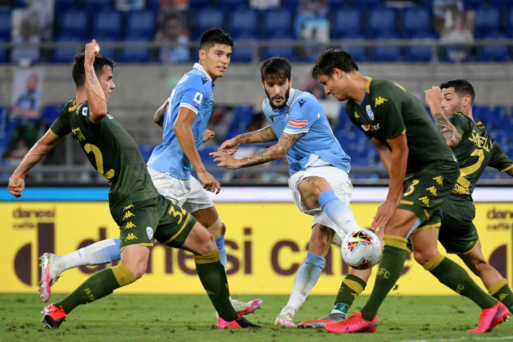 Con resultados de Hellas Verona 3-0 SPAL, Lazio 2-0 Brescia, Sampsoria 1-4 Milán, Sassuolo 5-0 Genoa, Udinese 1-2 Lecce, Fiorentina 4-0 Bologna y Torino 2-3 Roma, la penúltima jornada del futbol italiano.