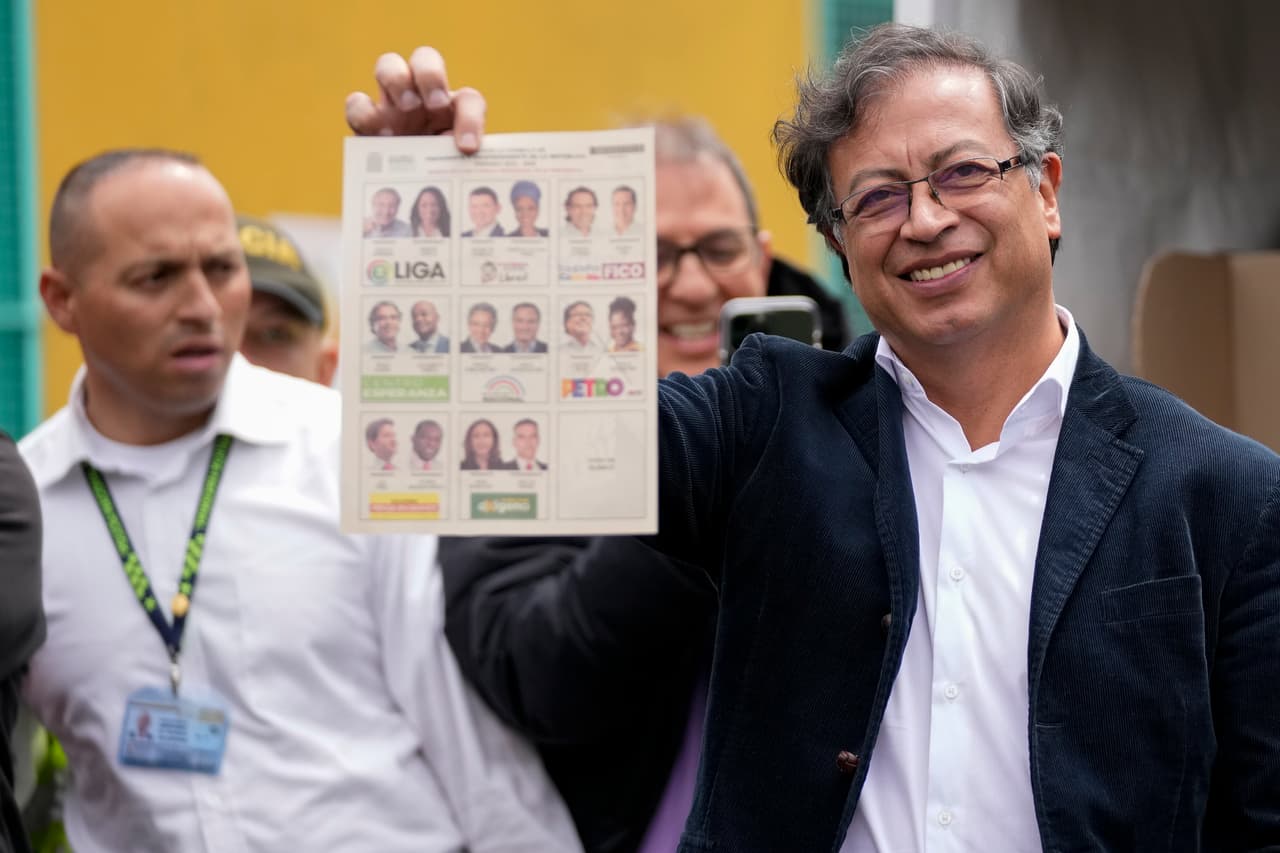 Gustavo Petro, candidato presidencial de la coalición Pacto Histórico, muestra su boleta antes de votar durante las elecciones presidenciales en Bogotá, Colombia, el domingo 29 de mayo de 2022.