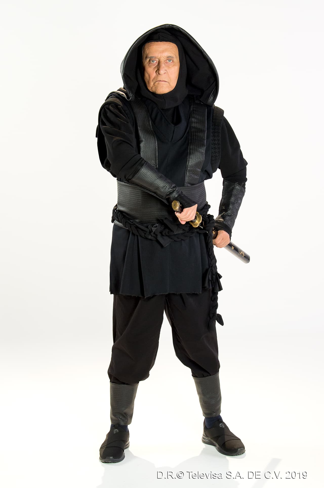 Patricio Castillo es Gregorio Fernández, el abuelo de Carlos. Es divertido, le gustan las actividades extremas y aunque es un hombre mayor, se siente como todo un adolescente. 
<br>