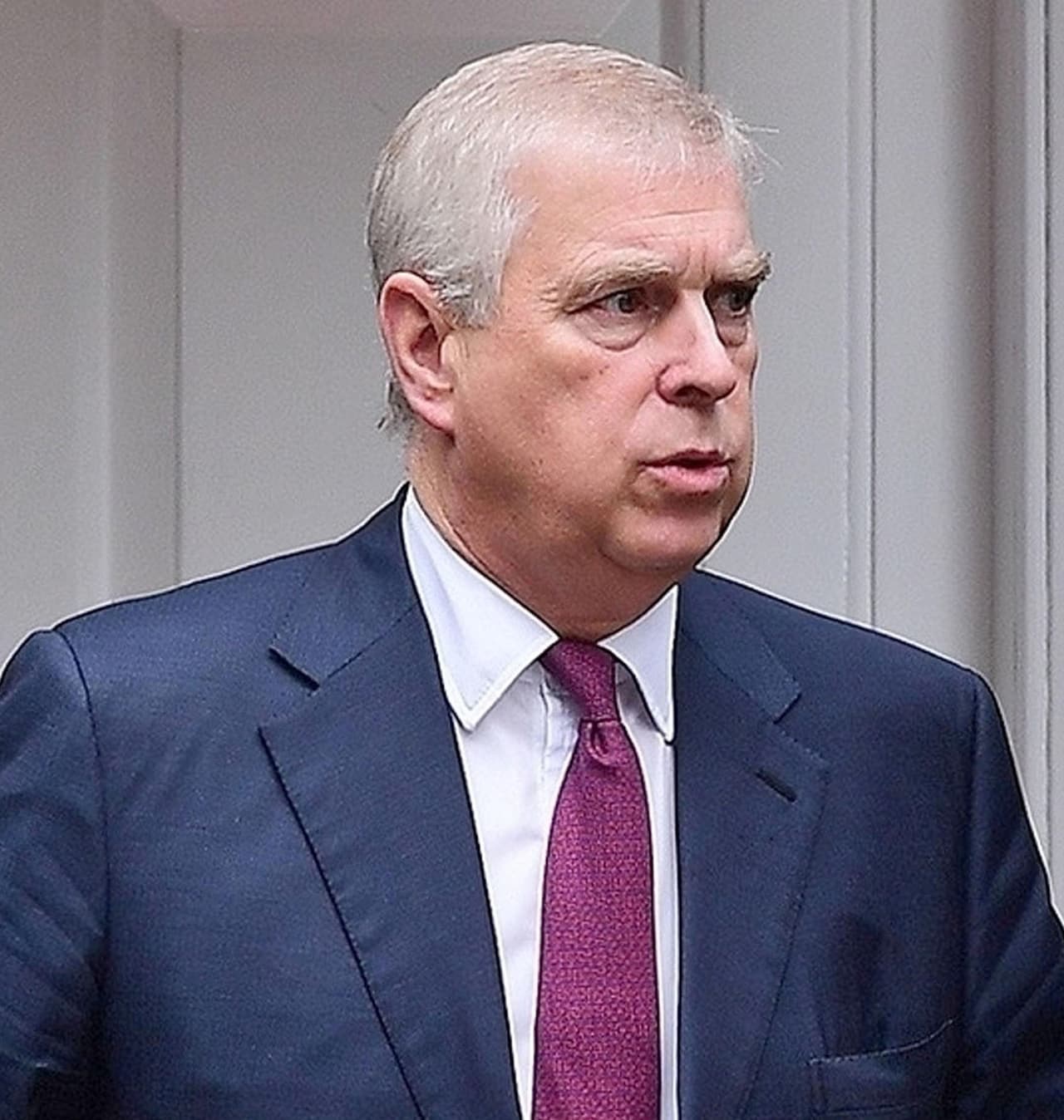 El gran ausente fue el príncipe Andrés, padre de la novia y quien se ha visto señalado por sus vínculos con el fallecido empresario
<b><a href="https://www.univision.com/famosos/el-principe-andrew-se-retira-de-sus-obligaciones-reales-por-su-conexion-con-el-escandalo-de-jeffrey-epstein-fotos" target="_blank"> Jeffrey Epstein</a></b>.