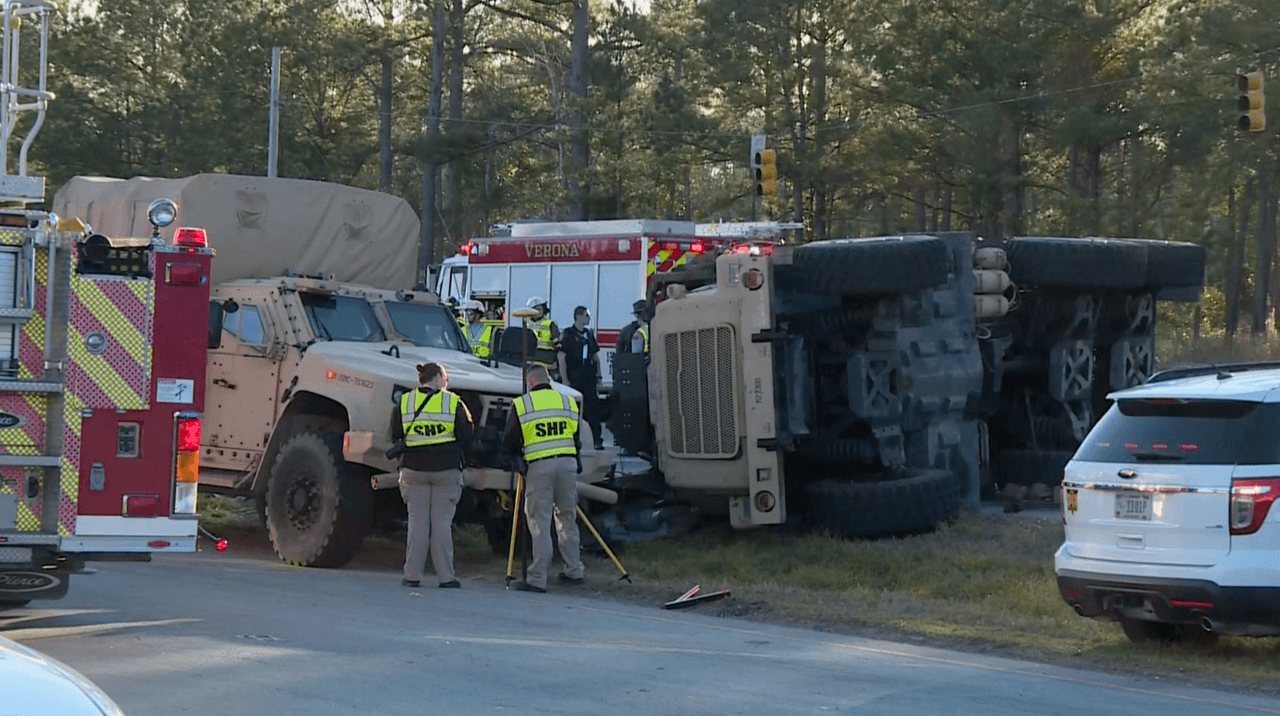 Mueren 2 infantes de marina y varios resultan heridos al volcarse camión militar en Carolina del Norte