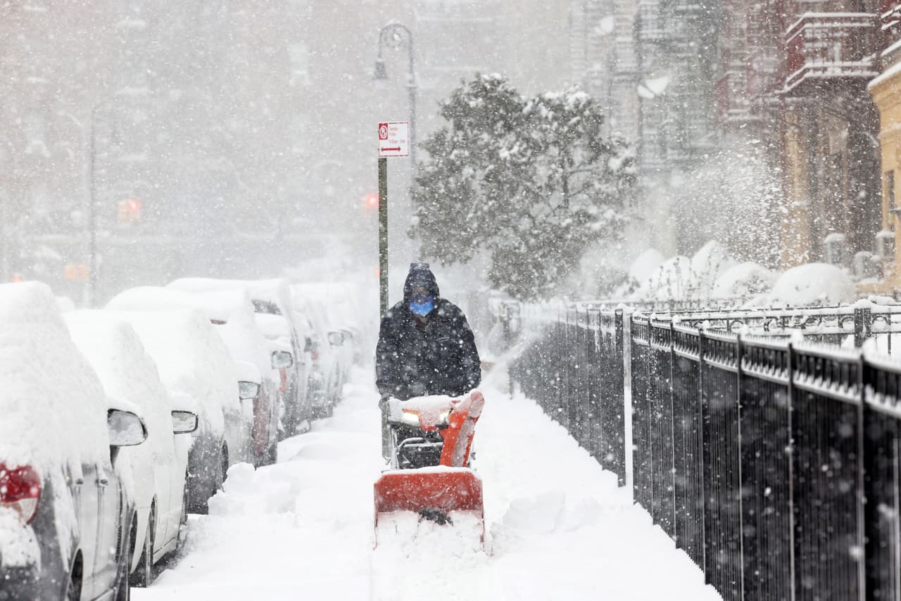 Según la Administración Oceánica y Atmosférica Nacional, citada por CNN, 
<a href="https://www.cnn.com/us/live-news/snow-storm-east-coast-new-york-city-02-01-2021/index.html"><u>los océanos más cálidos de los últimos años retienen más humedad</u></a> y le han dado potencia a las tormentas invernales. Esta sería una de las cinco tormentas más fuertes en golpear Nueva York (en la fotografía) en 150 años de registros.